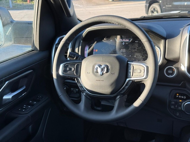 Ram 1500 Vehicle Full-screen Gallery Image 8