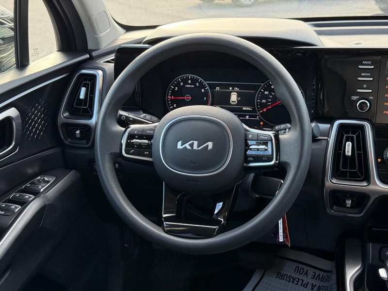 Kia Sorento Vehicle Image 14