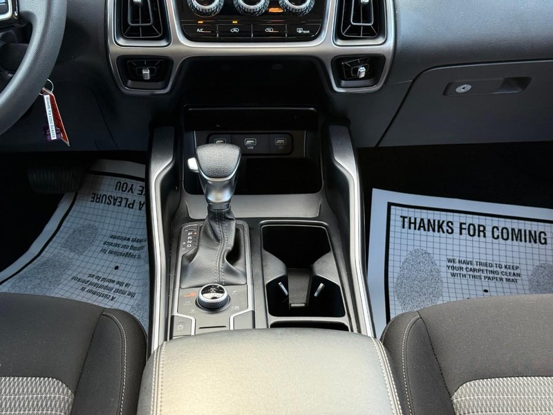 Kia Sorento Vehicle Image 17