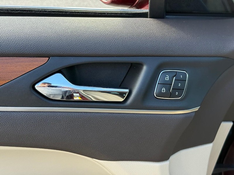 Lincoln MKC Vehicle Image 19