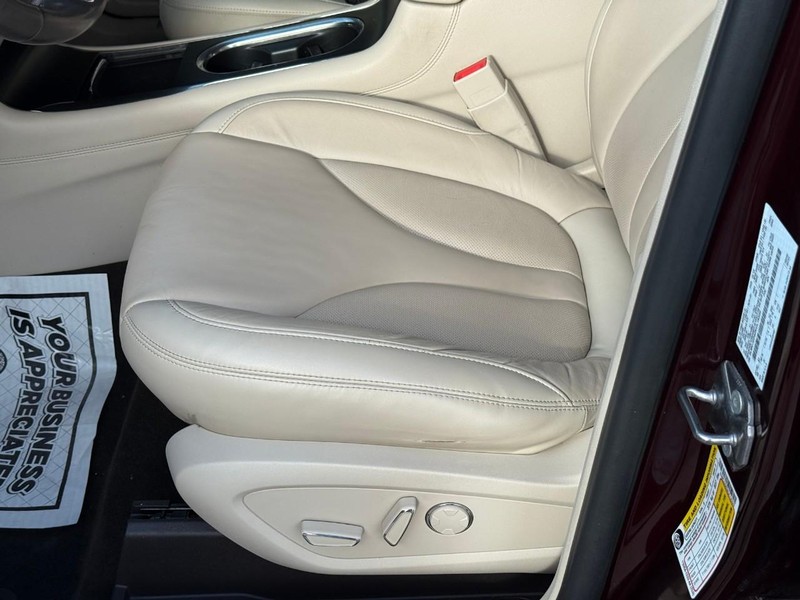 Lincoln MKC Vehicle Image 20