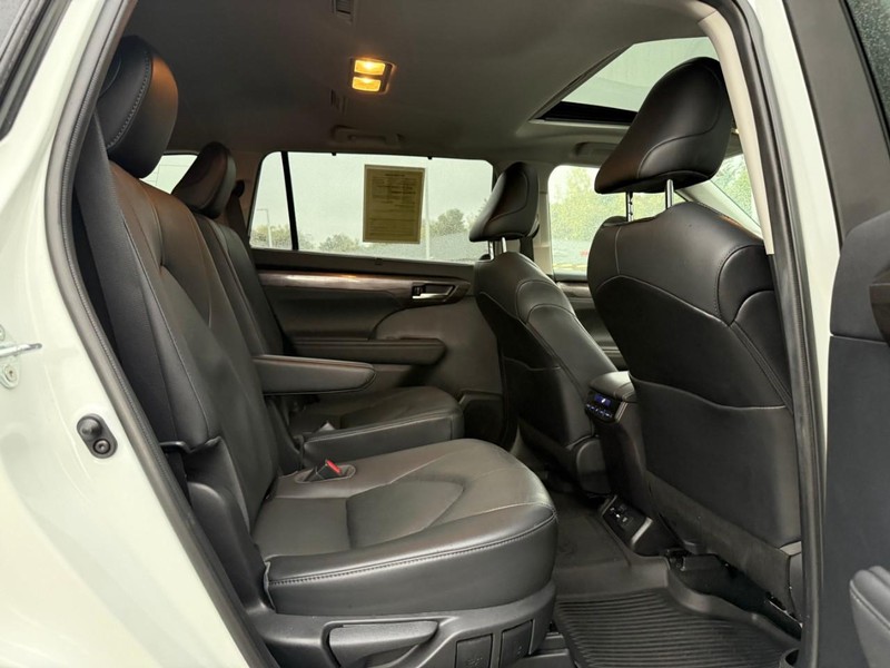 Toyota Highlander Vehicle Image 15