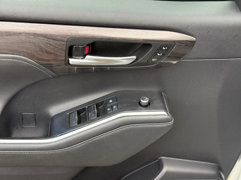 Toyota Highlander Vehicle Image 21