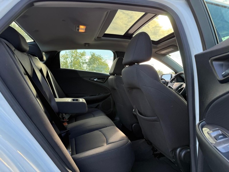 Chevrolet Malibu Vehicle Image 14