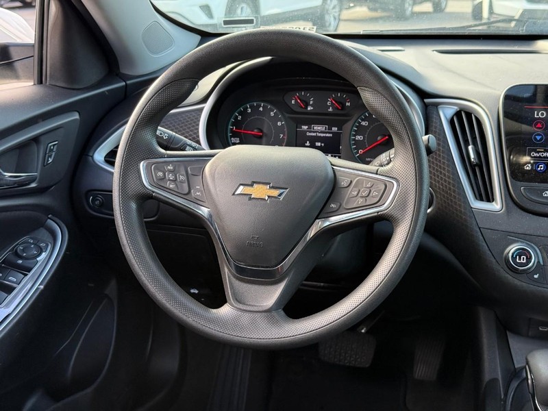 Chevrolet Malibu Vehicle Image 16