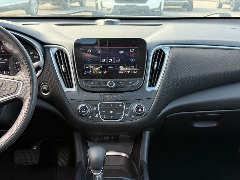 Chevrolet Malibu Vehicle Image 17