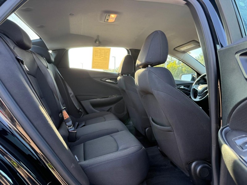 Chevrolet Malibu Vehicle Image 12
