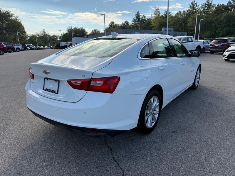 Chevrolet Malibu Vehicle Image 11