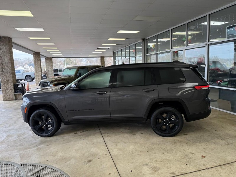 Jeep Grand Cherokee L Vehicle Full-screen Gallery Image 2