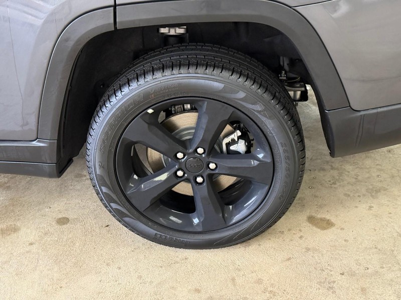 Jeep Grand Cherokee L Vehicle Full-screen Gallery Image 4