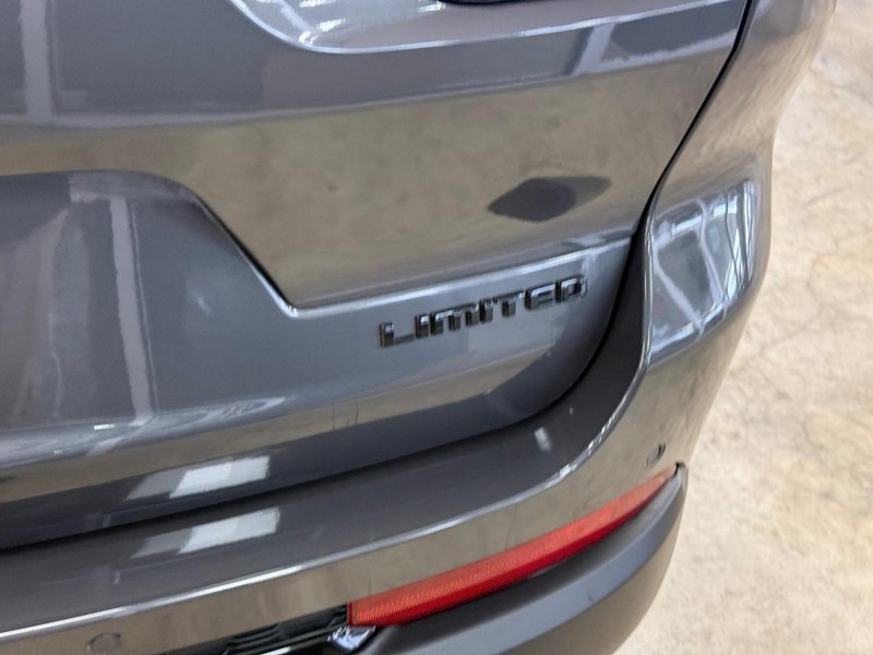 Jeep Grand Cherokee L Vehicle Full-screen Gallery Image 5