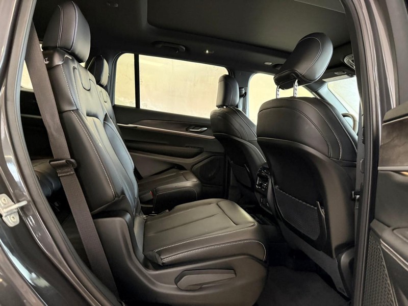 Jeep Grand Cherokee L Vehicle Full-screen Gallery Image 6