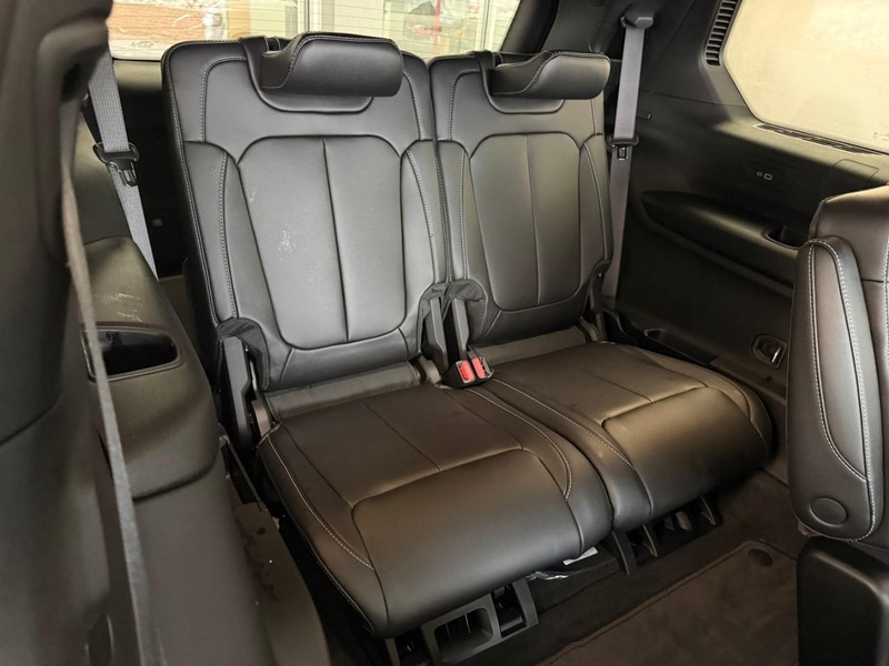 Jeep Grand Cherokee L Vehicle Full-screen Gallery Image 7