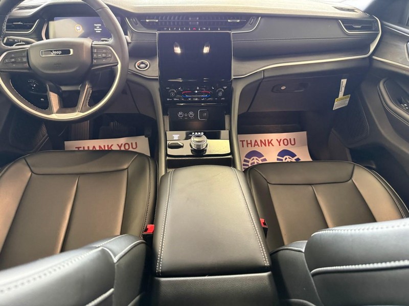 Jeep Grand Cherokee L Vehicle Full-screen Gallery Image 8