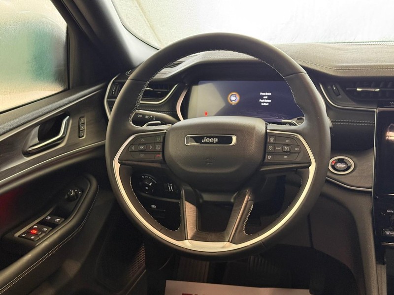 Jeep Grand Cherokee L Vehicle Full-screen Gallery Image 9