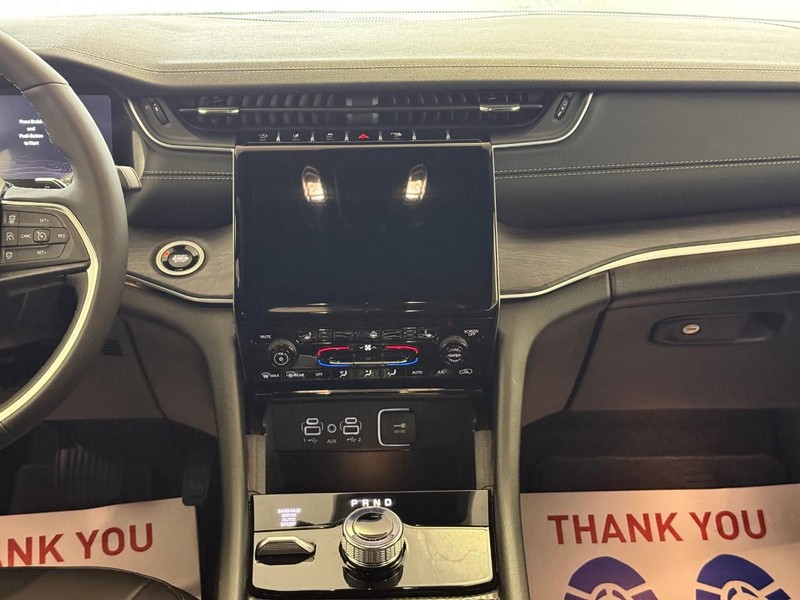 Jeep Grand Cherokee L Vehicle Full-screen Gallery Image 10