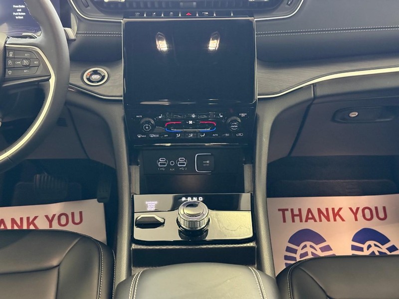 Jeep Grand Cherokee L Vehicle Full-screen Gallery Image 11