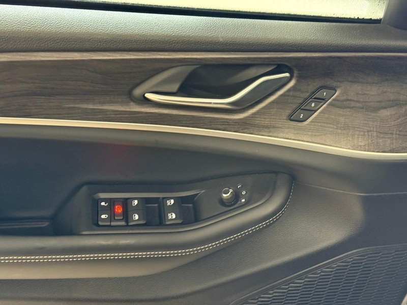 Jeep Grand Cherokee L Vehicle Full-screen Gallery Image 12