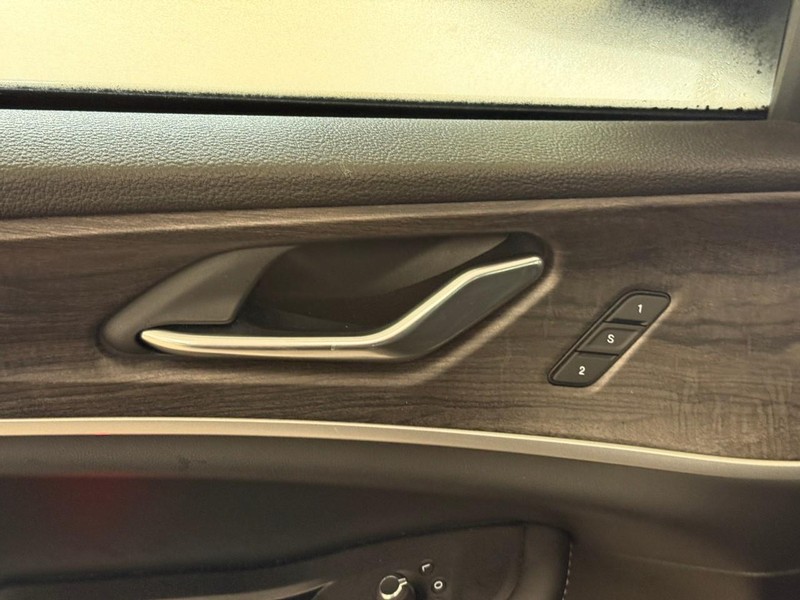 Jeep Grand Cherokee L Vehicle Full-screen Gallery Image 13