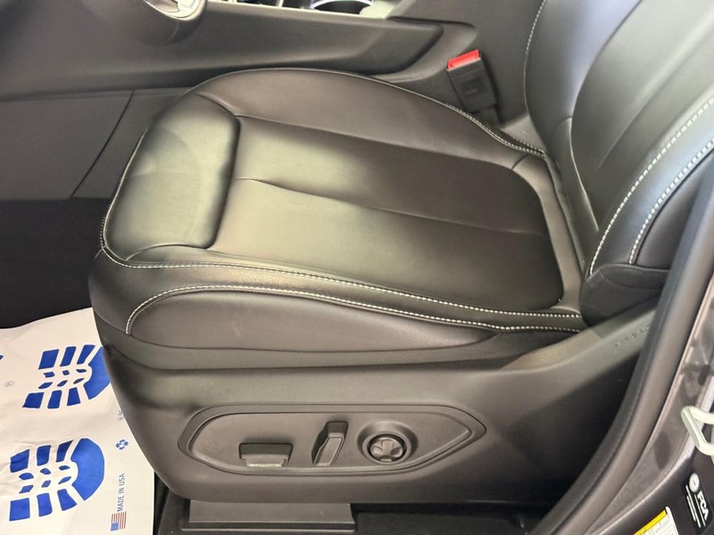 Jeep Grand Cherokee L Vehicle Full-screen Gallery Image 14