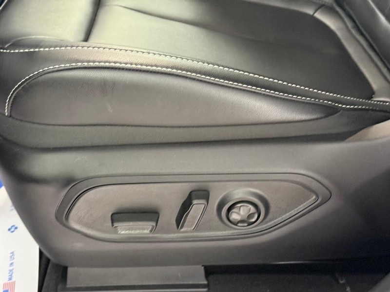 Jeep Grand Cherokee L Vehicle Full-screen Gallery Image 15