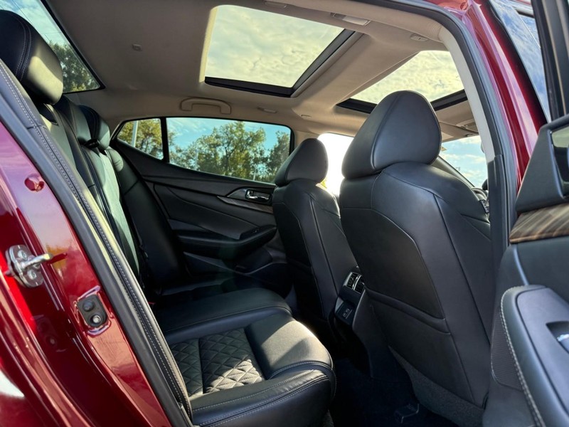 Nissan Maxima Vehicle Image 14