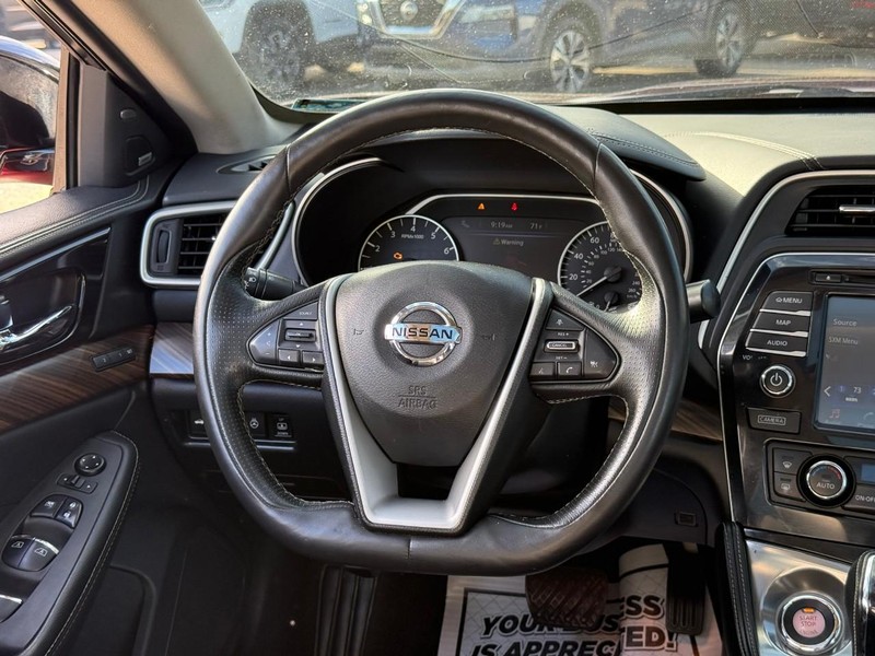 Nissan Maxima Vehicle Image 16