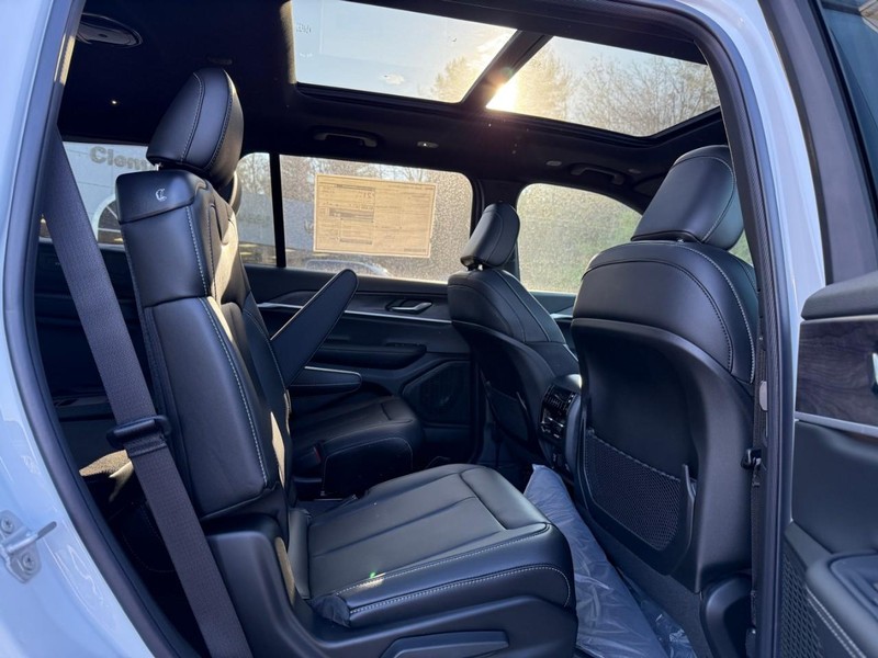 Jeep Grand Cherokee L Vehicle Image 08