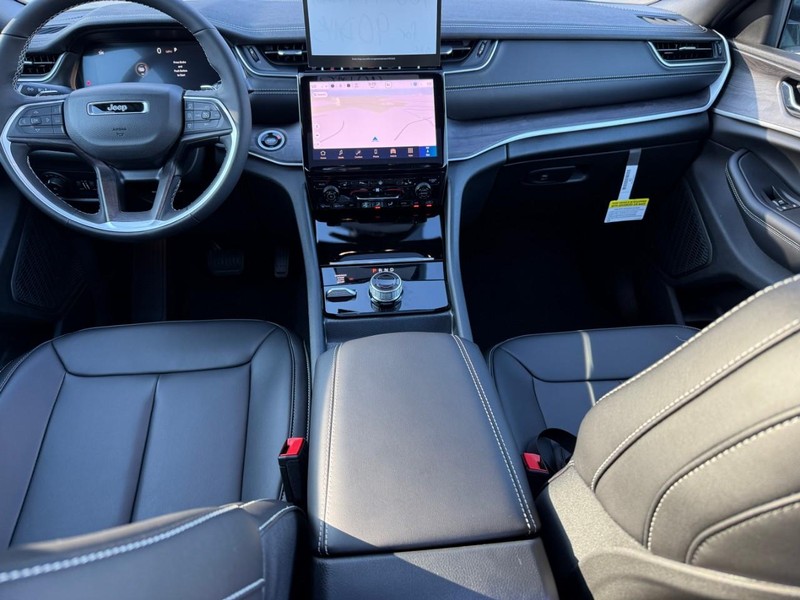 Jeep Grand Cherokee L Vehicle Image 09