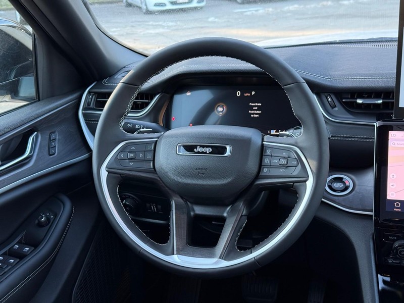 Jeep Grand Cherokee L Vehicle Image 11