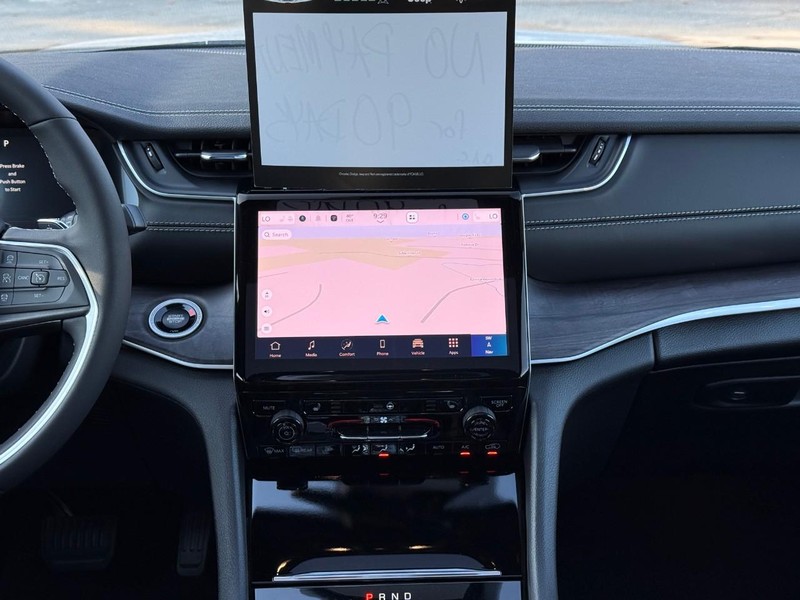 Jeep Grand Cherokee L Vehicle Image 12