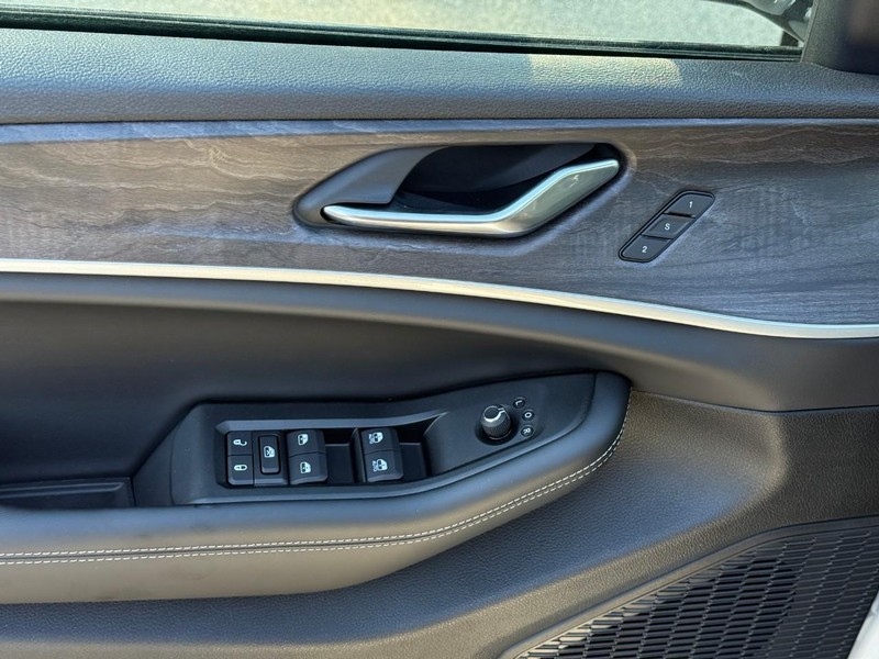 Jeep Grand Cherokee L Vehicle Image 14