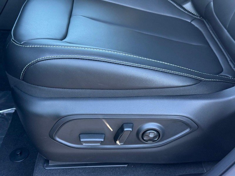 Jeep Grand Cherokee L Vehicle Image 17