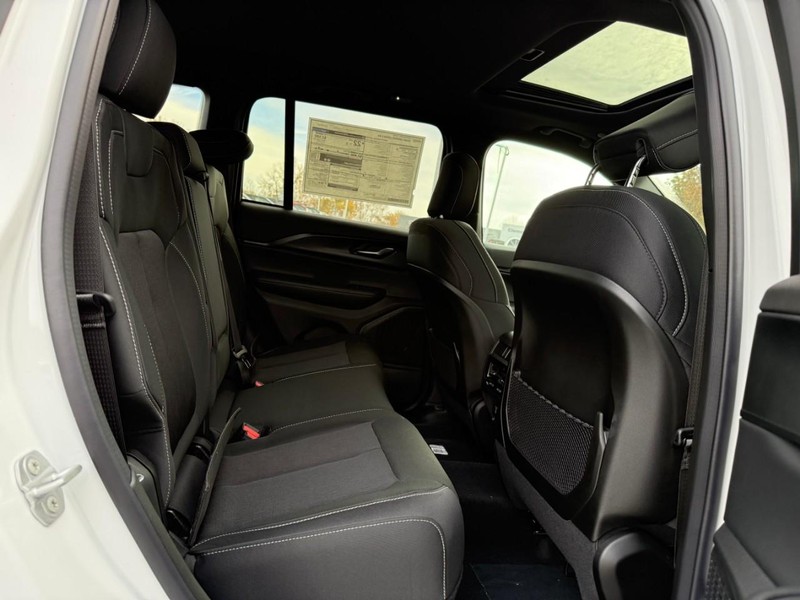 Jeep Grand Cherokee Vehicle Image 08