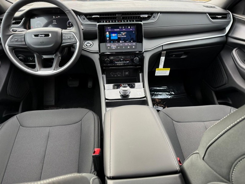 Jeep Grand Cherokee Vehicle Image 09