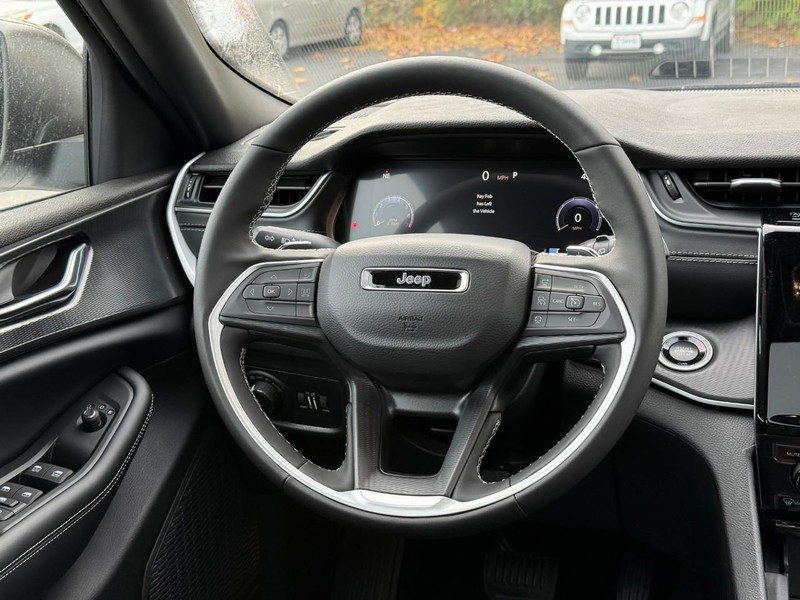 Jeep Grand Cherokee Vehicle Image 11