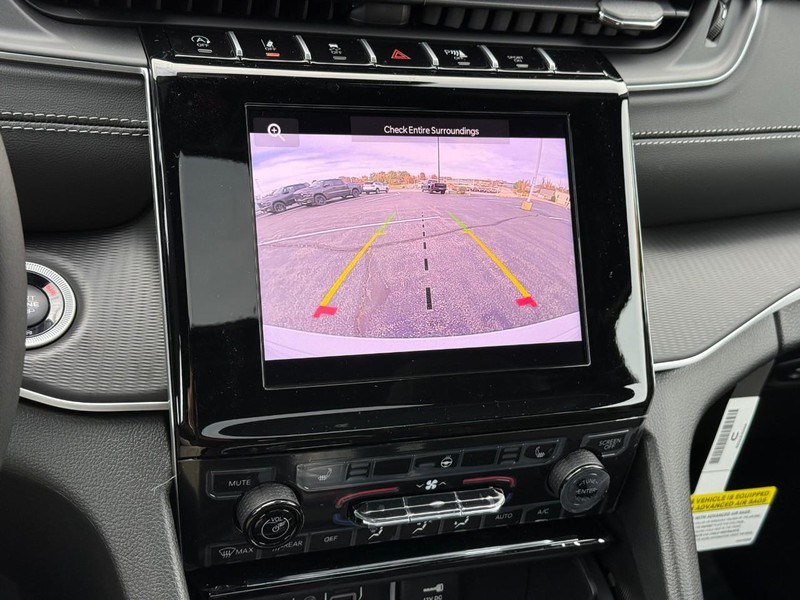 Jeep Grand Cherokee Vehicle Image 21