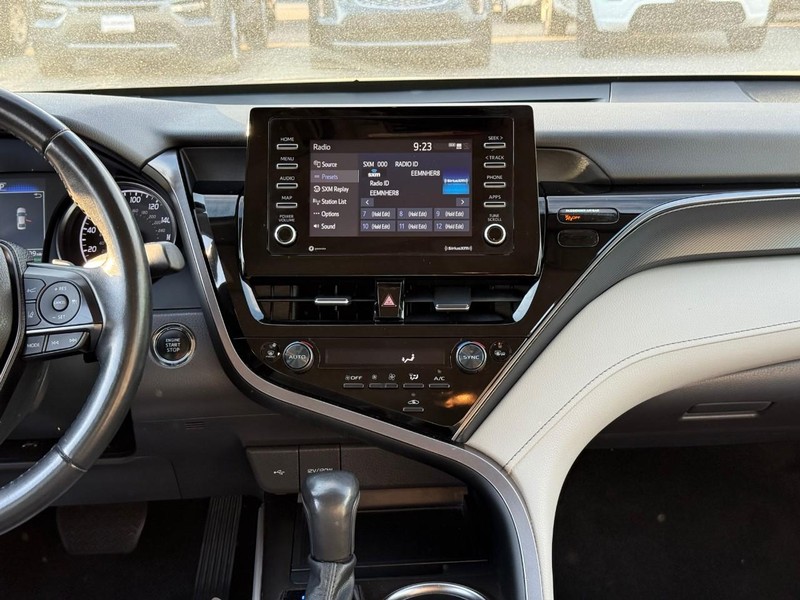 Toyota Camry Vehicle Image 16