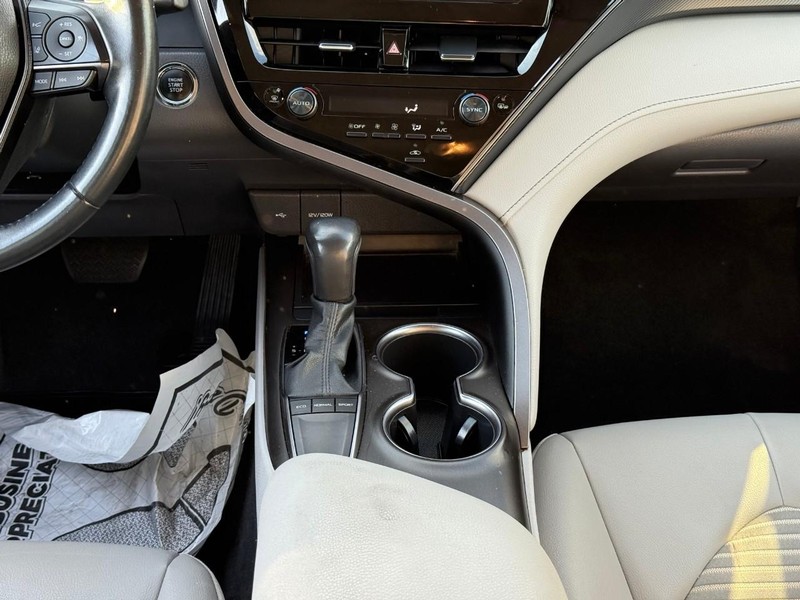 Toyota Camry Vehicle Image 17