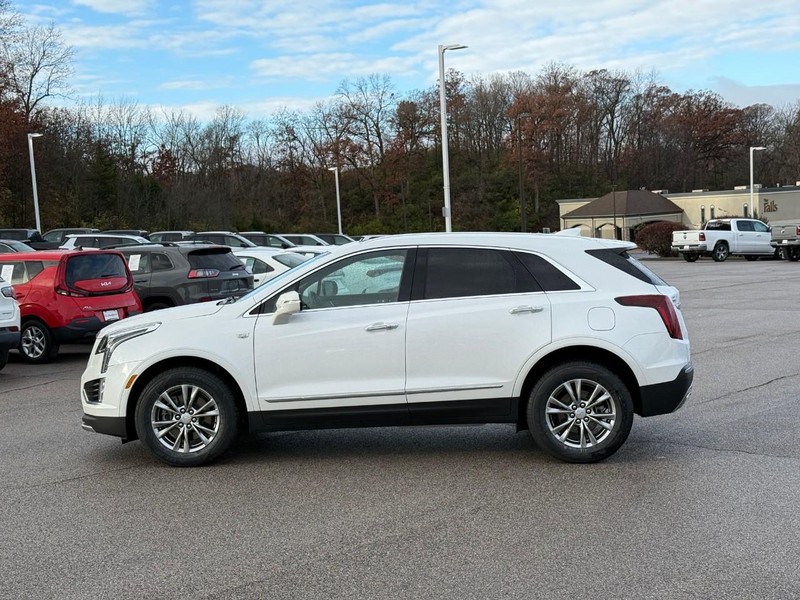 Cadillac XT5 Vehicle Full-screen Gallery Image 2