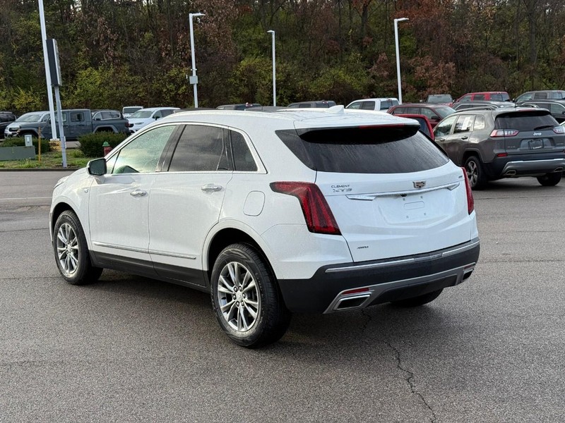 Cadillac XT5 Vehicle Full-screen Gallery Image 3