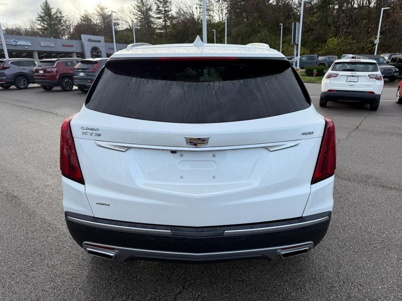 Cadillac XT5 Vehicle Full-screen Gallery Image 6