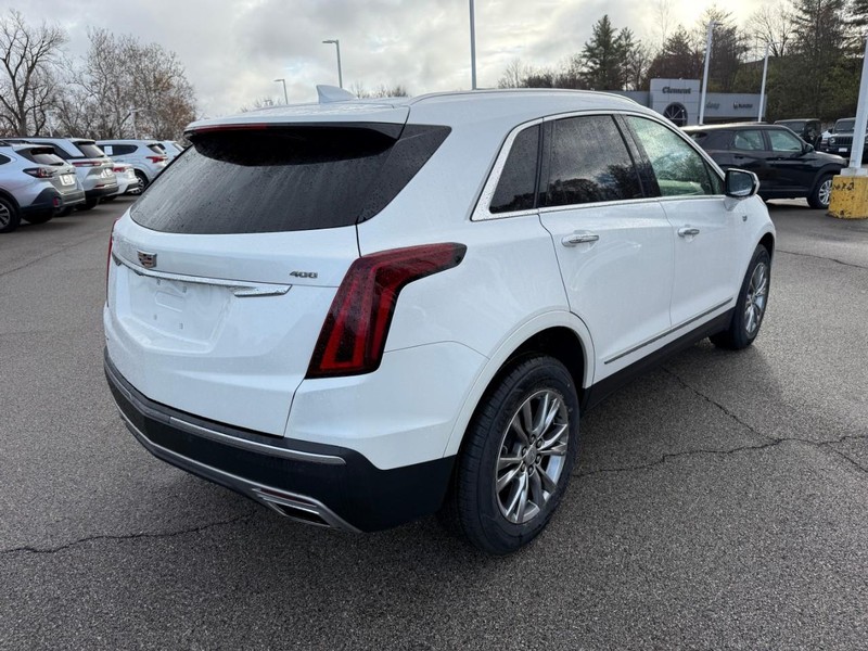 Cadillac XT5 Vehicle Full-screen Gallery Image 7
