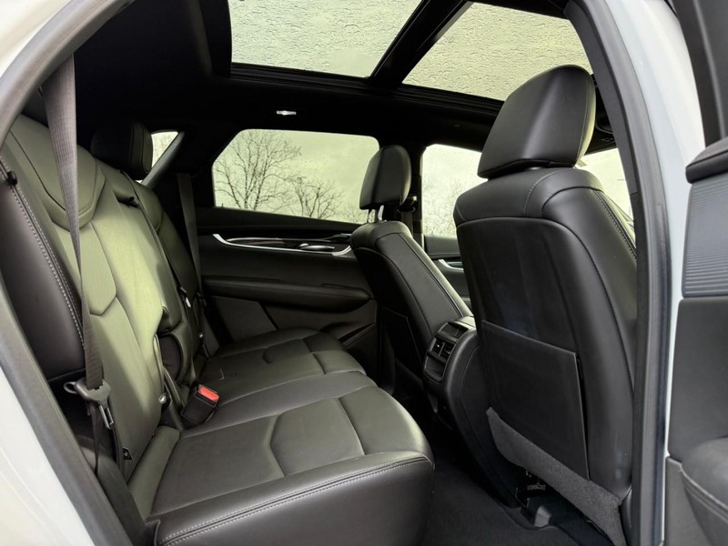 Cadillac XT5 Vehicle Full-screen Gallery Image 10