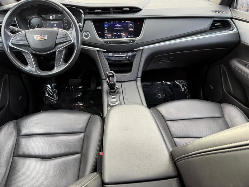 Cadillac XT5 Vehicle Full-screen Gallery Image 11