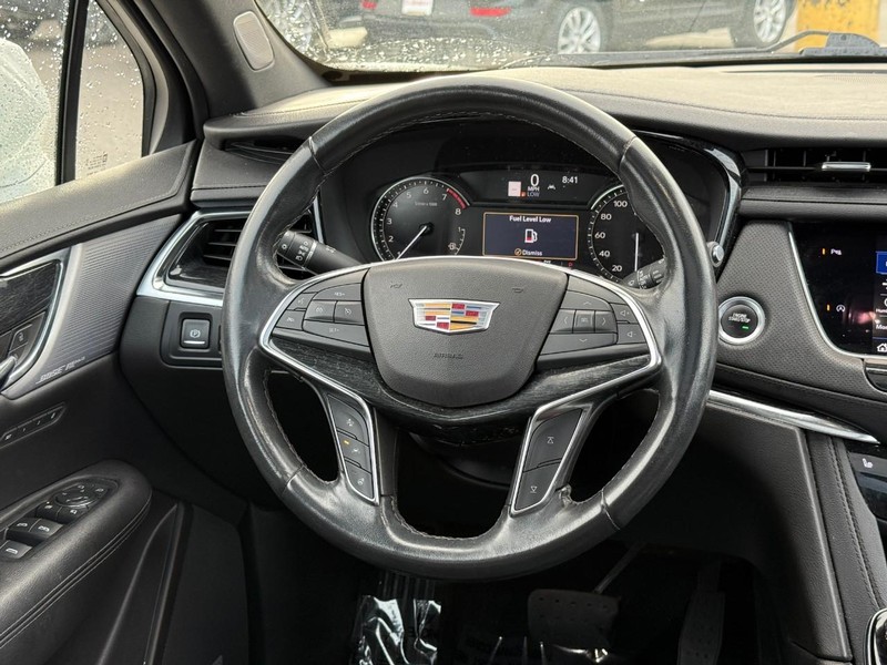Cadillac XT5 Vehicle Full-screen Gallery Image 12