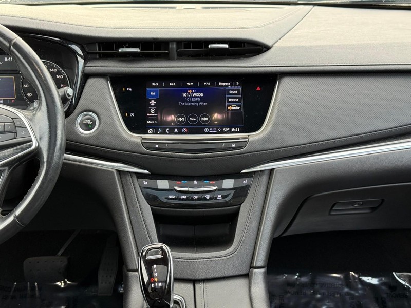 Cadillac XT5 Vehicle Full-screen Gallery Image 13