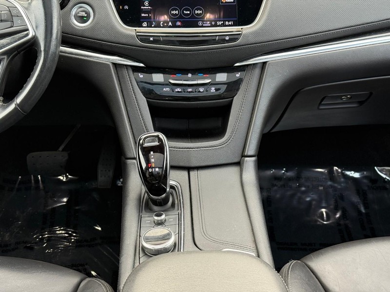 Cadillac XT5 Vehicle Full-screen Gallery Image 14