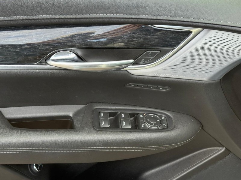 Cadillac XT5 Vehicle Full-screen Gallery Image 15