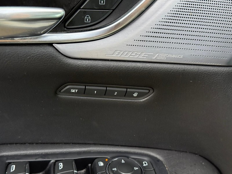 Cadillac XT5 Vehicle Full-screen Gallery Image 16